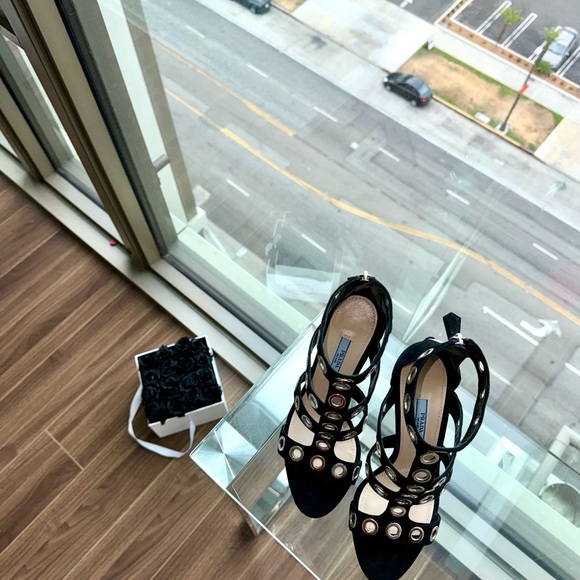 Authentic Prada Décolleté Heeled Sandals
Black suede and silver-coloured sails. - Picture 12 of 14